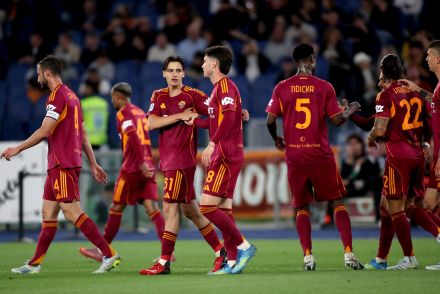 Nicolo Pisilli with Roma teammates